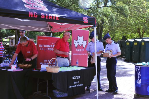 OIT staff speak with students at Campus Connections